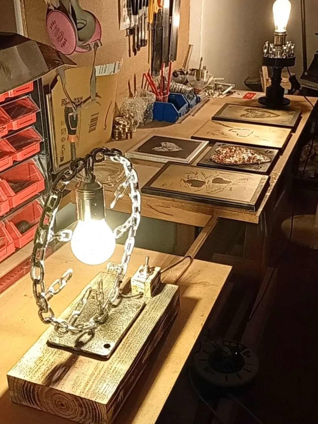 Lámpara de mesa “Órbita Industrial” - Imagen 2