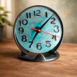 Reloj artesanal de resina y metal reciclado