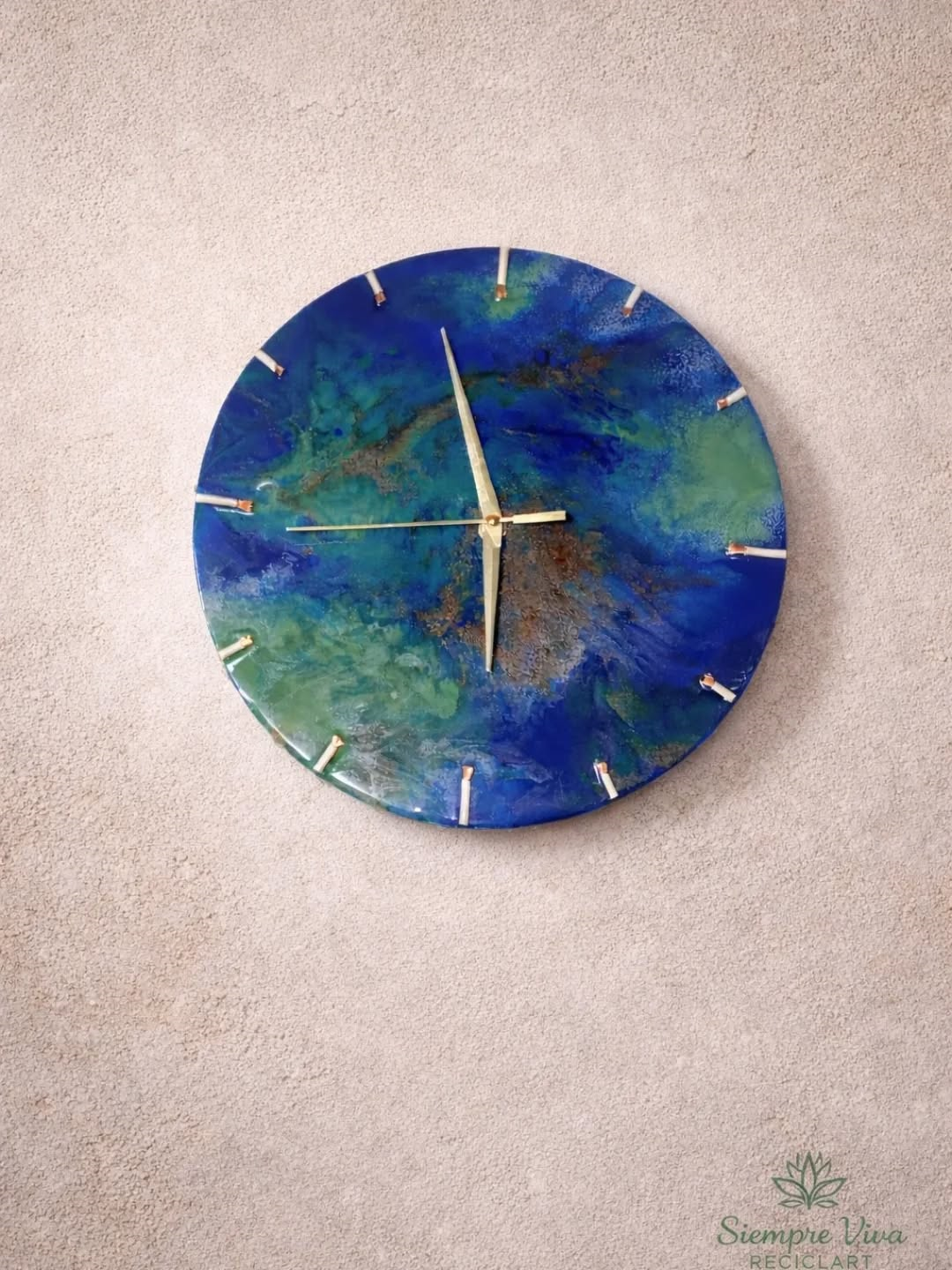 Reloj artístico de resina y cable reciclado – Pieza mural única