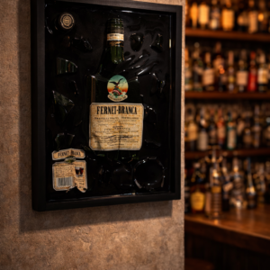 “Cuadro con Botellas Reciclada fragmentada encapsulada en resina”