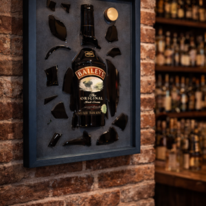 “Cuadro con Botellas Reciclada fragmentada encapsulada en resina”