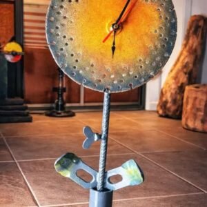 Reloj artesanal estilo industrial de metal reciclado con acabado en resina II