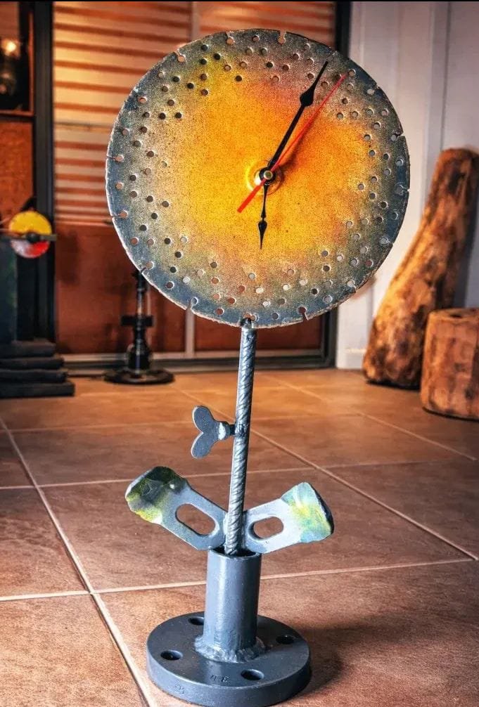 Reloj artesanal estilo industrial de metal reciclado con acabado en resina II